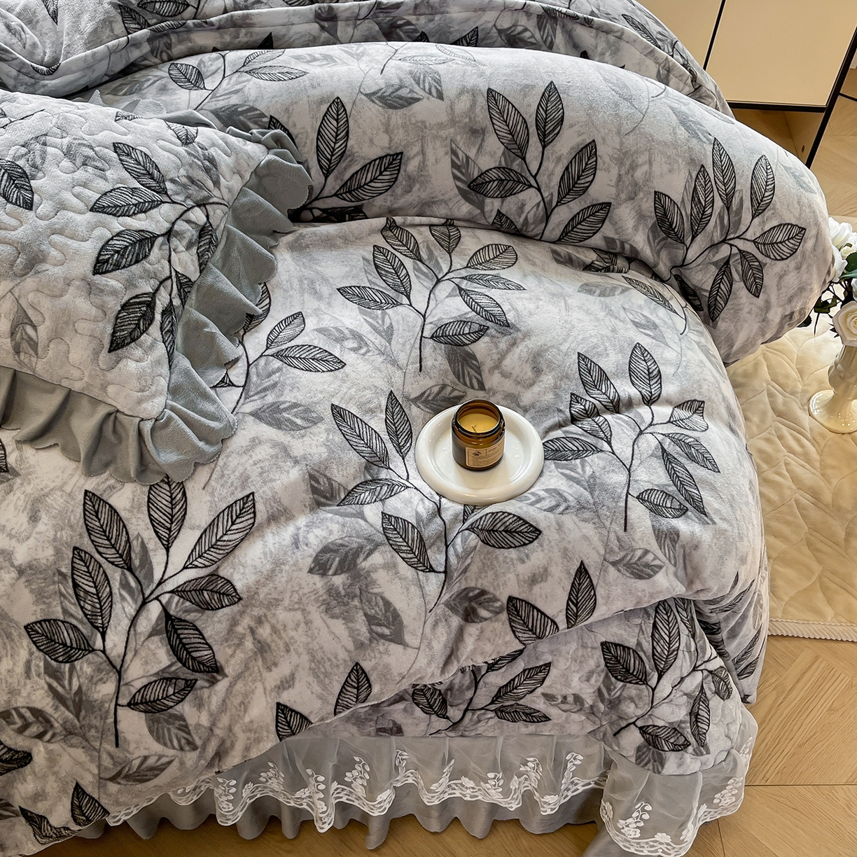 91家纺网 家纺一手货源 找家纺 提花大世界 2025新款爆款高克重牛奶绒印花夹棉蕾丝花边床盖床裙单件三件四件套 植映叶