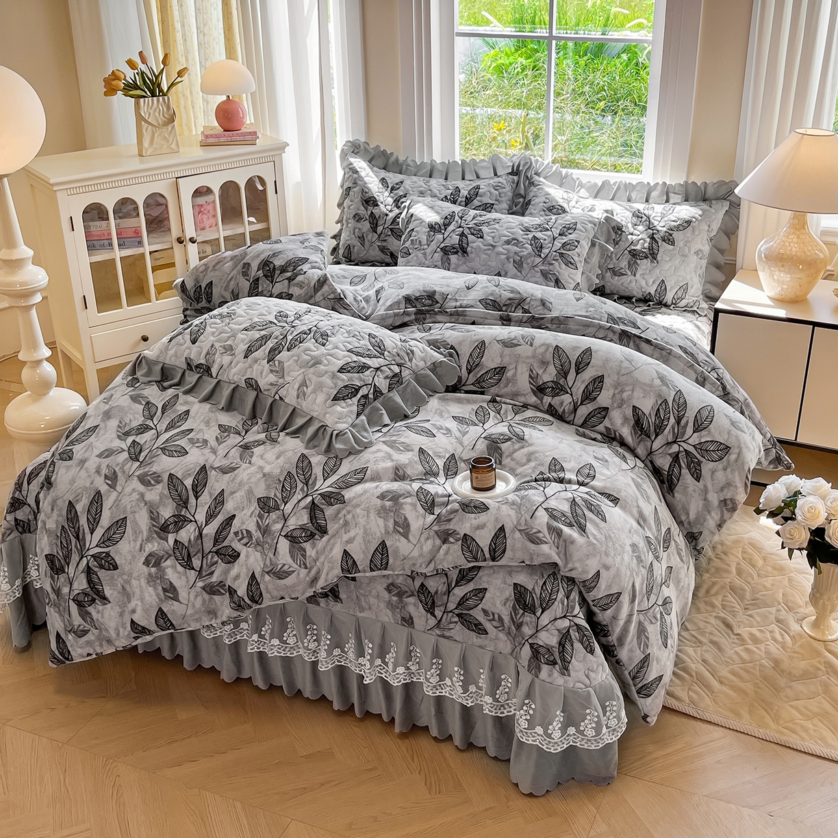 91家纺网 家纺一手货源 找家纺 提花大世界 2025新款爆款高克重牛奶绒印花夹棉蕾丝花边床盖床裙单件三件四件套 植映叶