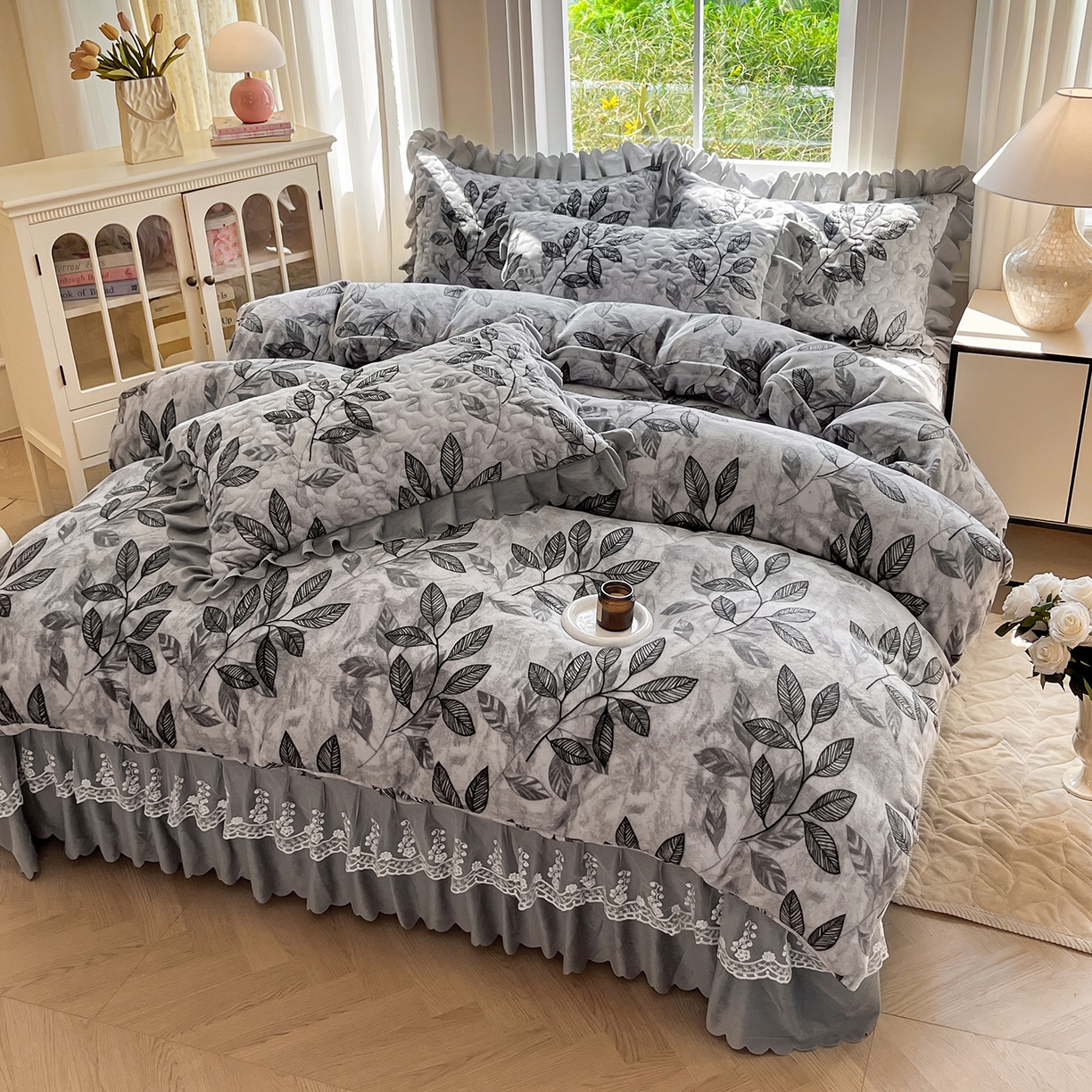 91家纺网 家纺一手货源 找家纺 提花大世界 2025新款爆款高克重牛奶绒印花夹棉蕾丝花边床盖床裙单件三件四件套 植映叶