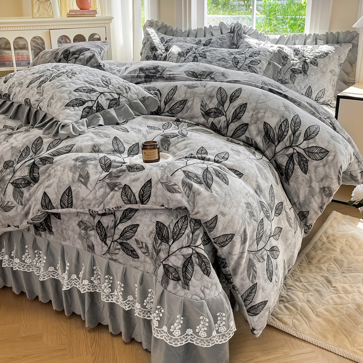 91家纺网 家纺一手货源 找家纺 提花大世界 2025新款爆款高克重牛奶绒印花夹棉蕾丝花边床盖床裙单件三件四件套 植映叶