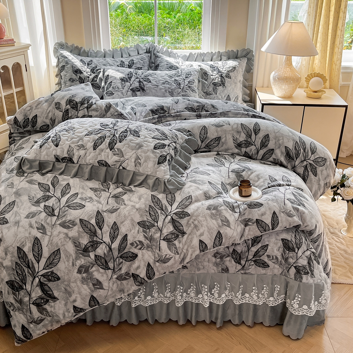 91家纺网 家纺一手货源 找家纺 提花大世界 2025新款爆款高克重牛奶绒印花夹棉蕾丝花边床盖床裙单件三件四件套 植映叶