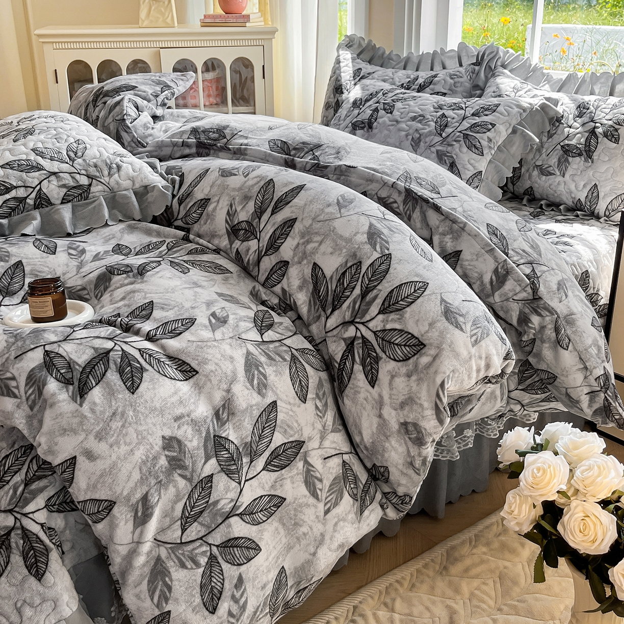 91家纺网 家纺一手货源 找家纺 提花大世界 2025新款爆款高克重牛奶绒印花夹棉蕾丝花边床盖床裙单件三件四件套 植映叶