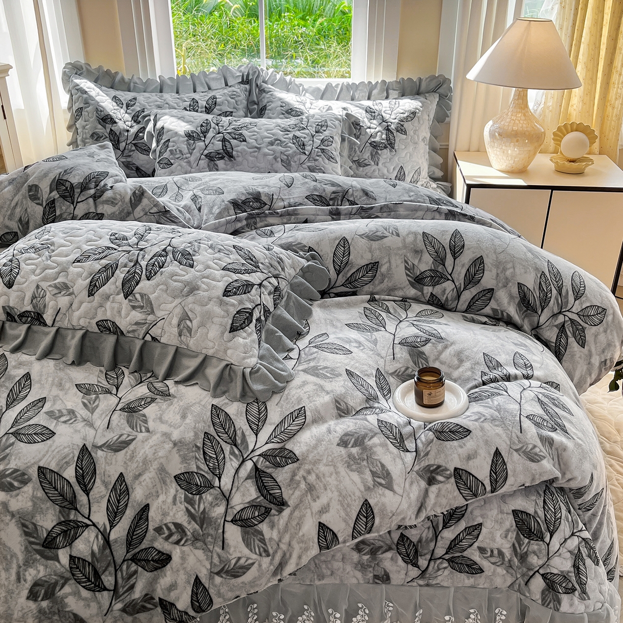 91家纺网 家纺一手货源 找家纺 提花大世界 2025新款爆款高克重牛奶绒印花夹棉蕾丝花边床盖床裙单件三件四件套 植映叶