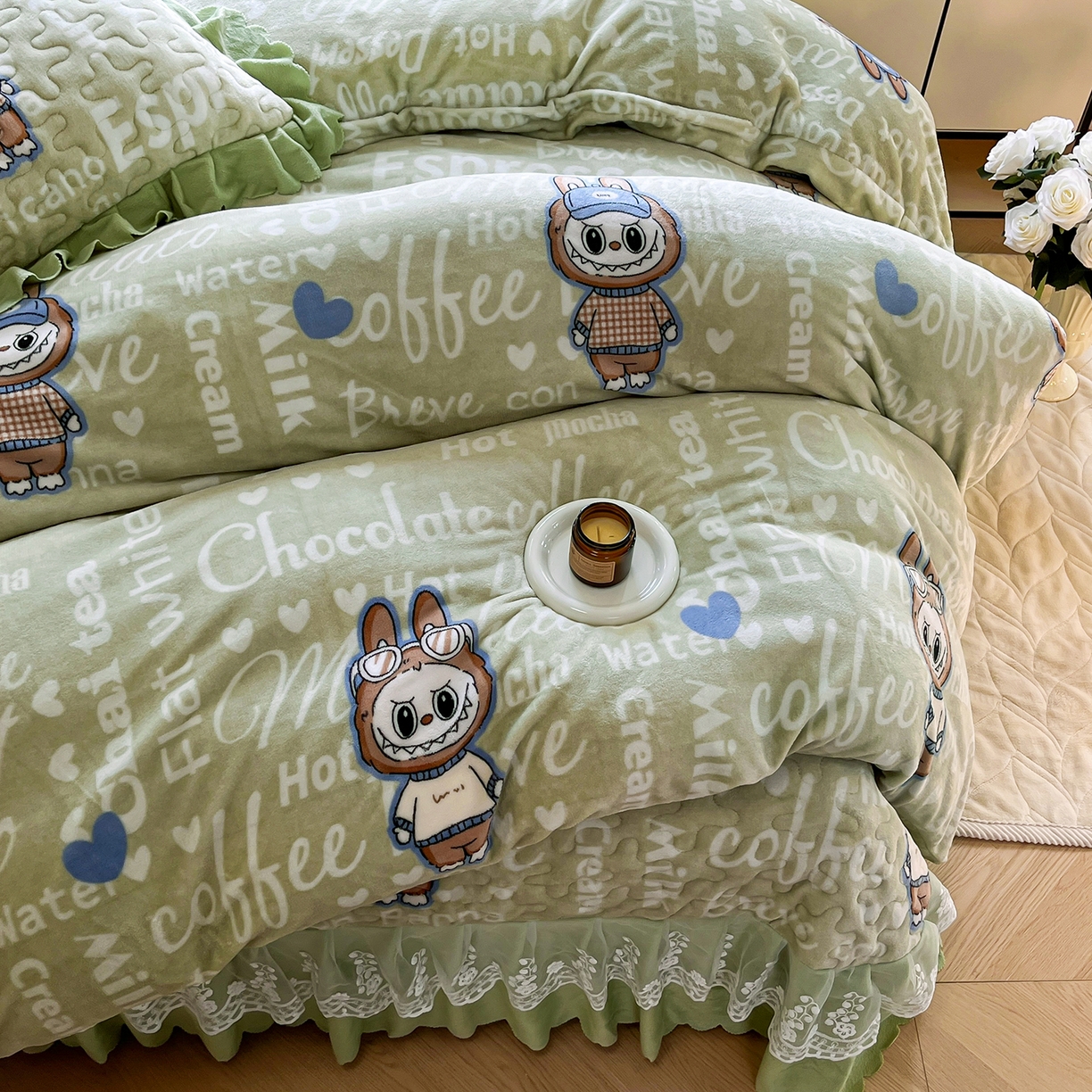 91家纺网 家纺一手货源 找家纺 提花大世界 2025新款爆款高克重牛奶绒印花夹棉蕾丝花边床盖床裙单件三件四件套 字母布布