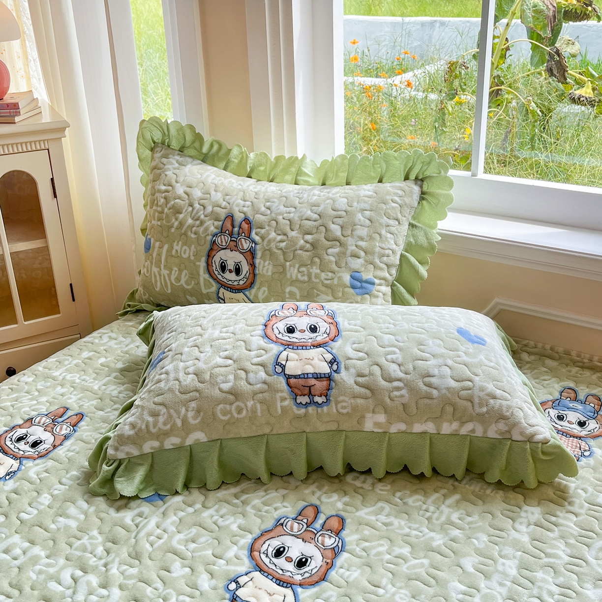 91家纺网 家纺一手货源 找家纺 提花大世界 2025新款爆款高克重牛奶绒印花夹棉蕾丝花边床盖床裙单件三件四件套 字母布布