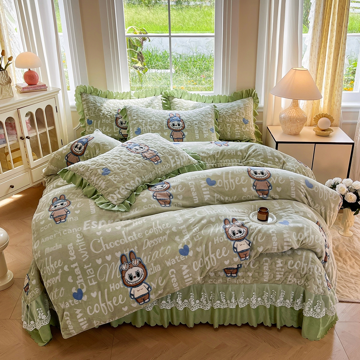 91家纺网 家纺一手货源 找家纺 提花大世界 2025新款爆款高克重牛奶绒印花夹棉蕾丝花边床盖床裙单件三件四件套 字母布布