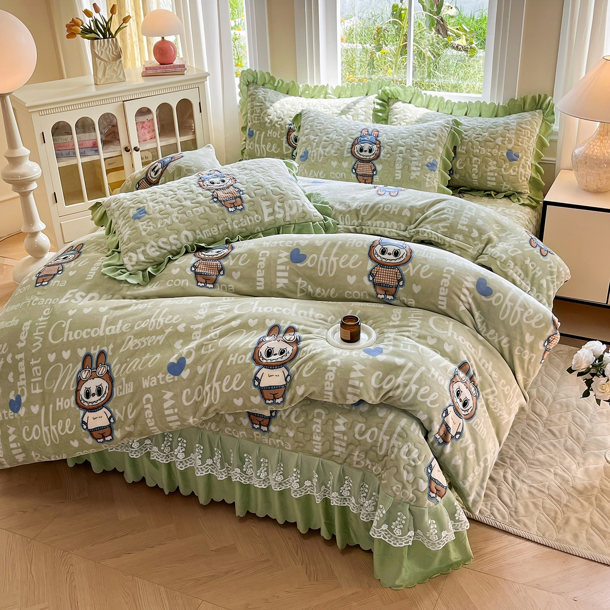 91家纺网 家纺一手货源 找家纺 提花大世界 2025新款爆款高克重牛奶绒印花夹棉蕾丝花边床盖床裙单件三件四件套 字母布布