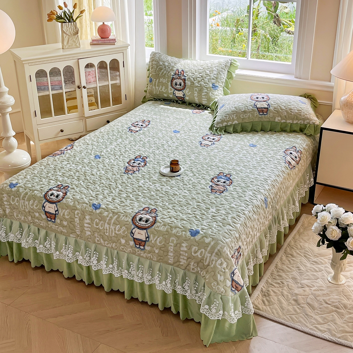 91家纺网 家纺一手货源 找家纺 提花大世界 2025新款爆款高克重牛奶绒印花夹棉蕾丝花边床盖床裙单件三件四件套 字母布布