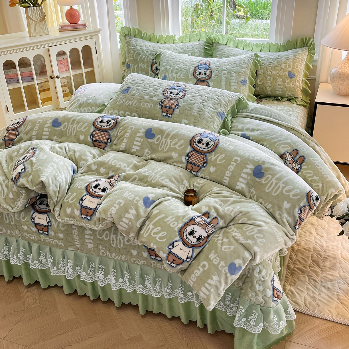 91家纺网 家纺一手货源 找家纺 提花大世界 2025新款爆款高克重牛奶绒印花夹棉蕾丝花边床盖床裙单件三件四件套 字母布布