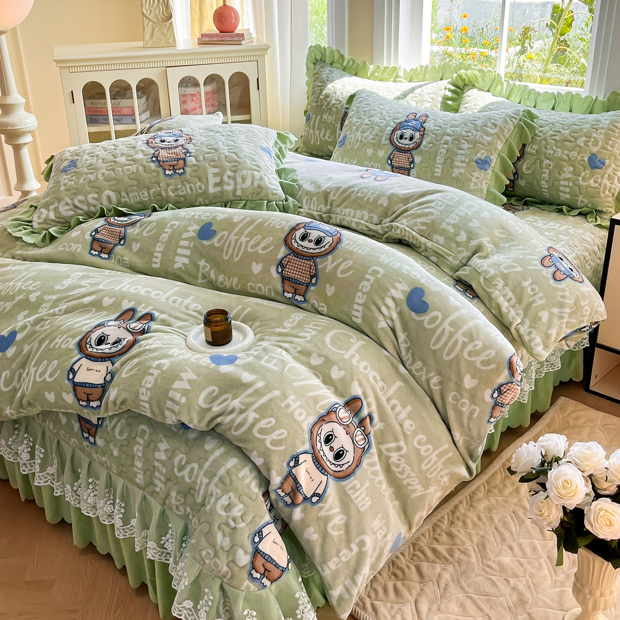 91家纺网 家纺一手货源 找家纺 提花大世界 2025新款爆款高克重牛奶绒印花夹棉蕾丝花边床盖床裙单件三件四件套 字母布布