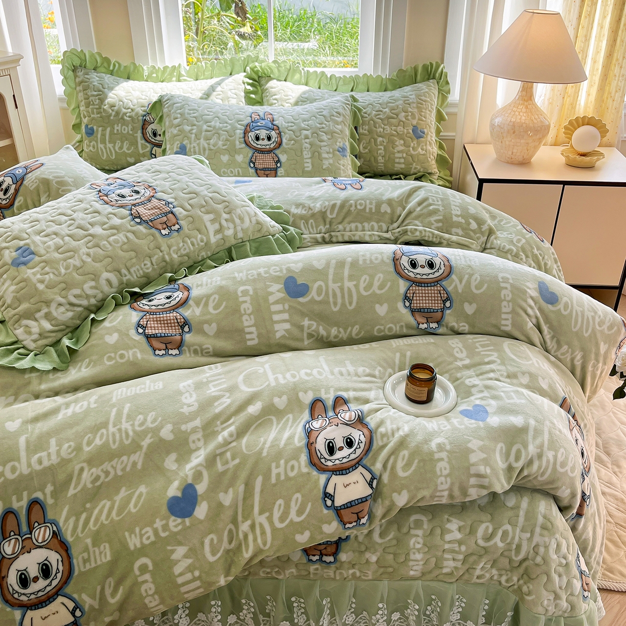 91家纺网 家纺一手货源 找家纺 提花大世界 2025新款爆款高克重牛奶绒印花夹棉蕾丝花边床盖床裙单件三件四件套 字母布布