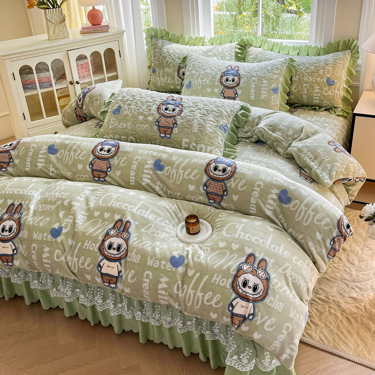 91家纺网 家纺一手货源 找家纺 提花大世界 2025新款爆款高克重牛奶绒印花夹棉蕾丝花边床盖床裙单件三件四件套 字母布布