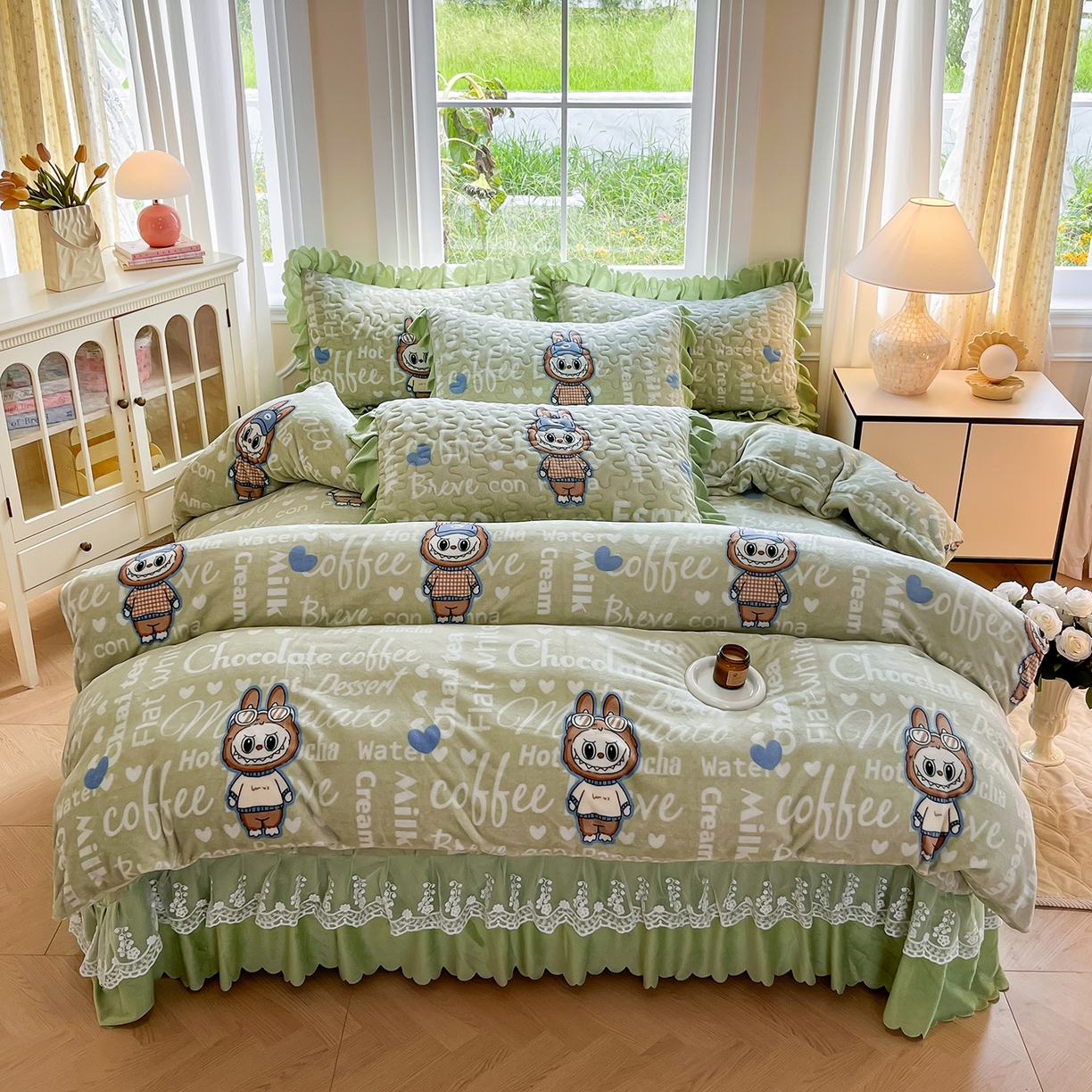 91家纺网 家纺一手货源 找家纺 提花大世界 2025新款爆款高克重牛奶绒印花夹棉蕾丝花边床盖床裙单件三件四件套 字母布布