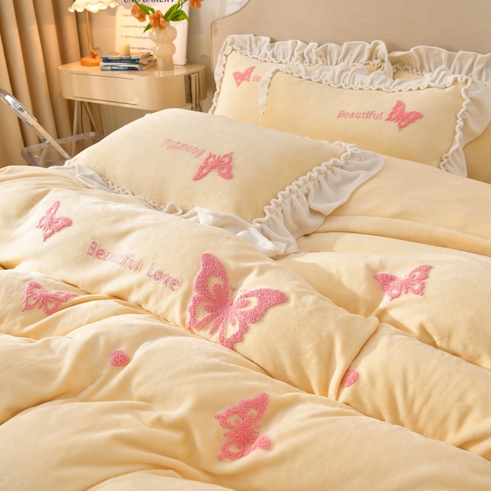 91家纺网 家纺一手货源 找家纺 畅畅家纺 2025新款加厚9斤毛巾绣韩式花边牛奶绒床单四件套 蝴蝶-淡黄