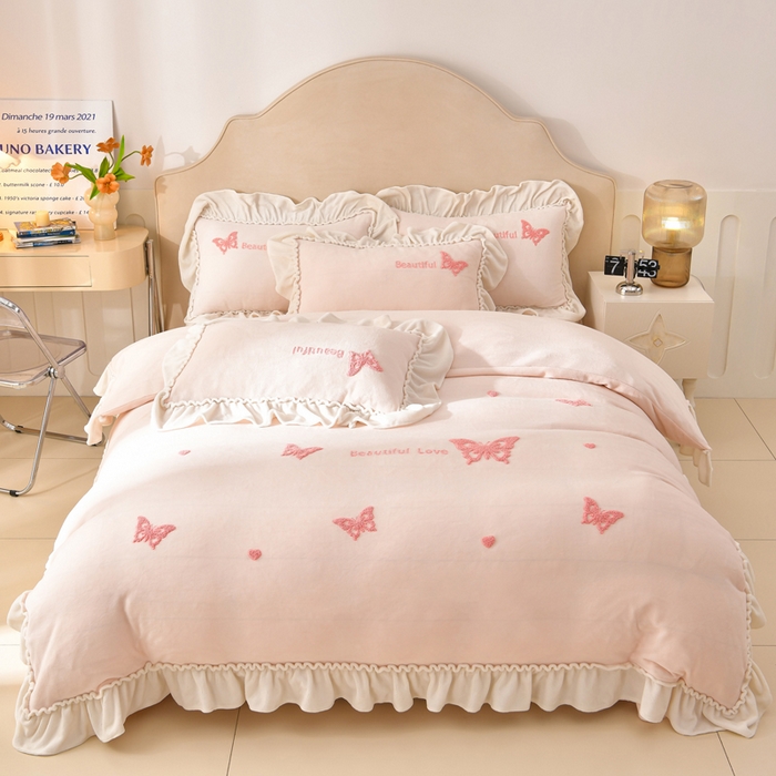 91家纺网 家纺一手货源 找家纺 畅畅家纺 2025新款加厚9斤毛巾绣韩式花边牛奶绒床单四件套 蝴蝶-淡粉