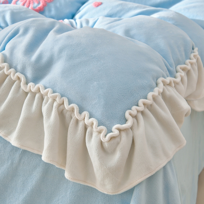 91家纺网 家纺一手货源 找家纺 畅畅家纺 2025新款加厚9斤毛巾绣韩式花边牛奶绒床单四件套 蝴蝶-天空蓝