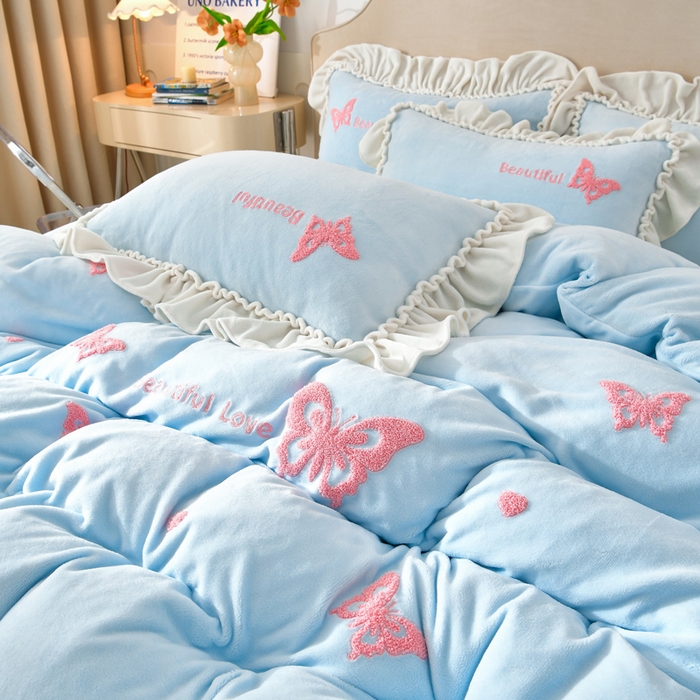 91家纺网 家纺一手货源 找家纺 畅畅家纺 2025新款加厚9斤毛巾绣韩式花边牛奶绒床单四件套 蝴蝶-天空蓝
