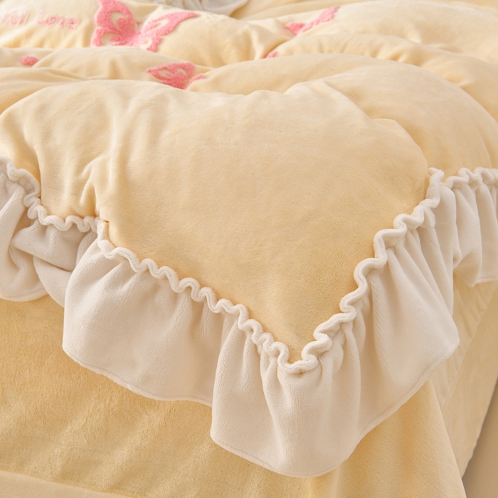 91家纺网 家纺一手货源 找家纺 畅畅家纺 2025新款加厚9斤毛巾绣韩式花边牛奶绒床单四件套 蝴蝶-淡黄