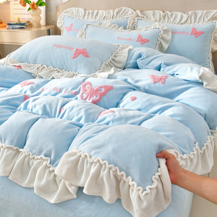 91家纺网 家纺一手货源 找家纺 畅畅家纺 2025新款加厚9斤毛巾绣韩式花边牛奶绒床单四件套 蝴蝶-天空蓝