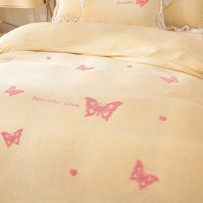 91家纺网 家纺一手货源 找家纺 畅畅家纺 2025新款加厚9斤毛巾绣韩式花边牛奶绒床单四件套 蝴蝶-淡黄