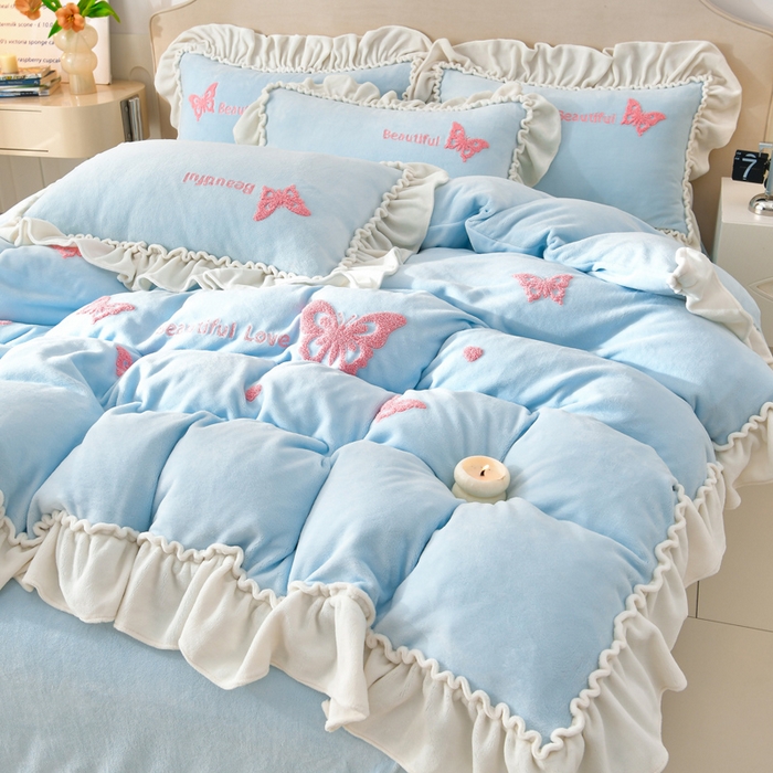 91家纺网 家纺一手货源 找家纺 畅畅家纺 2025新款加厚9斤毛巾绣韩式花边牛奶绒床单四件套 蝴蝶-天空蓝