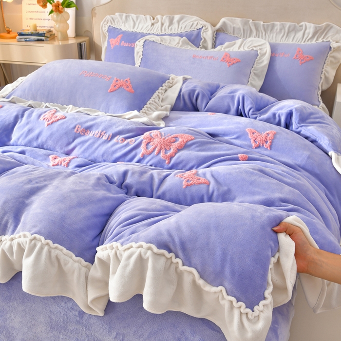 91家纺网 家纺一手货源 找家纺 畅畅家纺 2025新款加厚9斤毛巾绣韩式花边牛奶绒床单四件套 蝴蝶-淡蓝