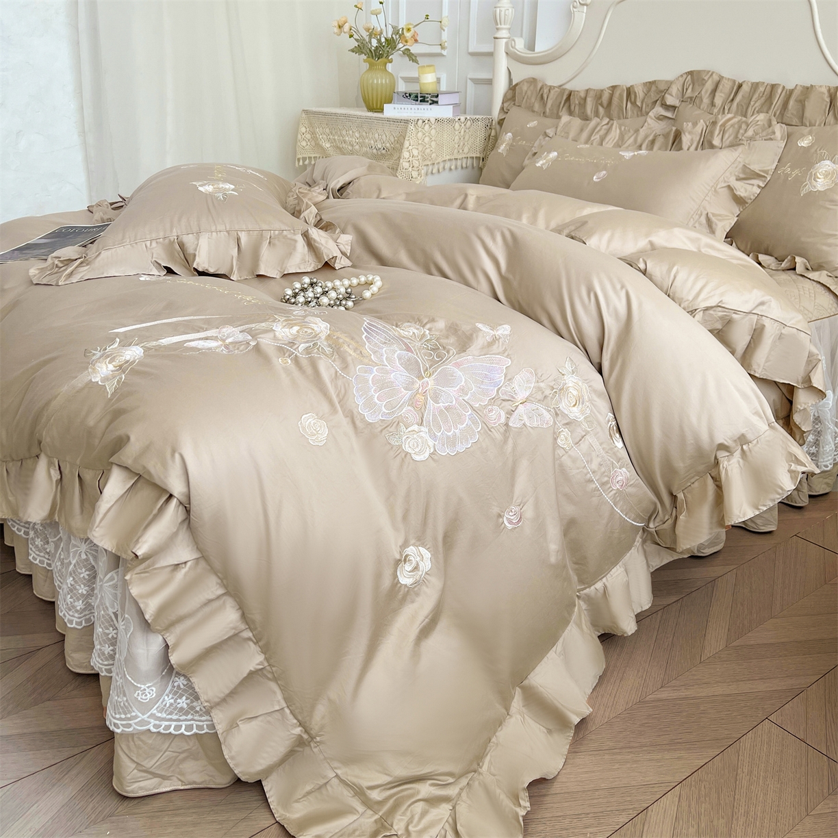 91家纺网 家纺一手货源 找家纺 宜凡家纺 2025新款长绒棉绣花床裙床裙四件套--蝶恋笙花系列 蝶恋笙花 燕麦色