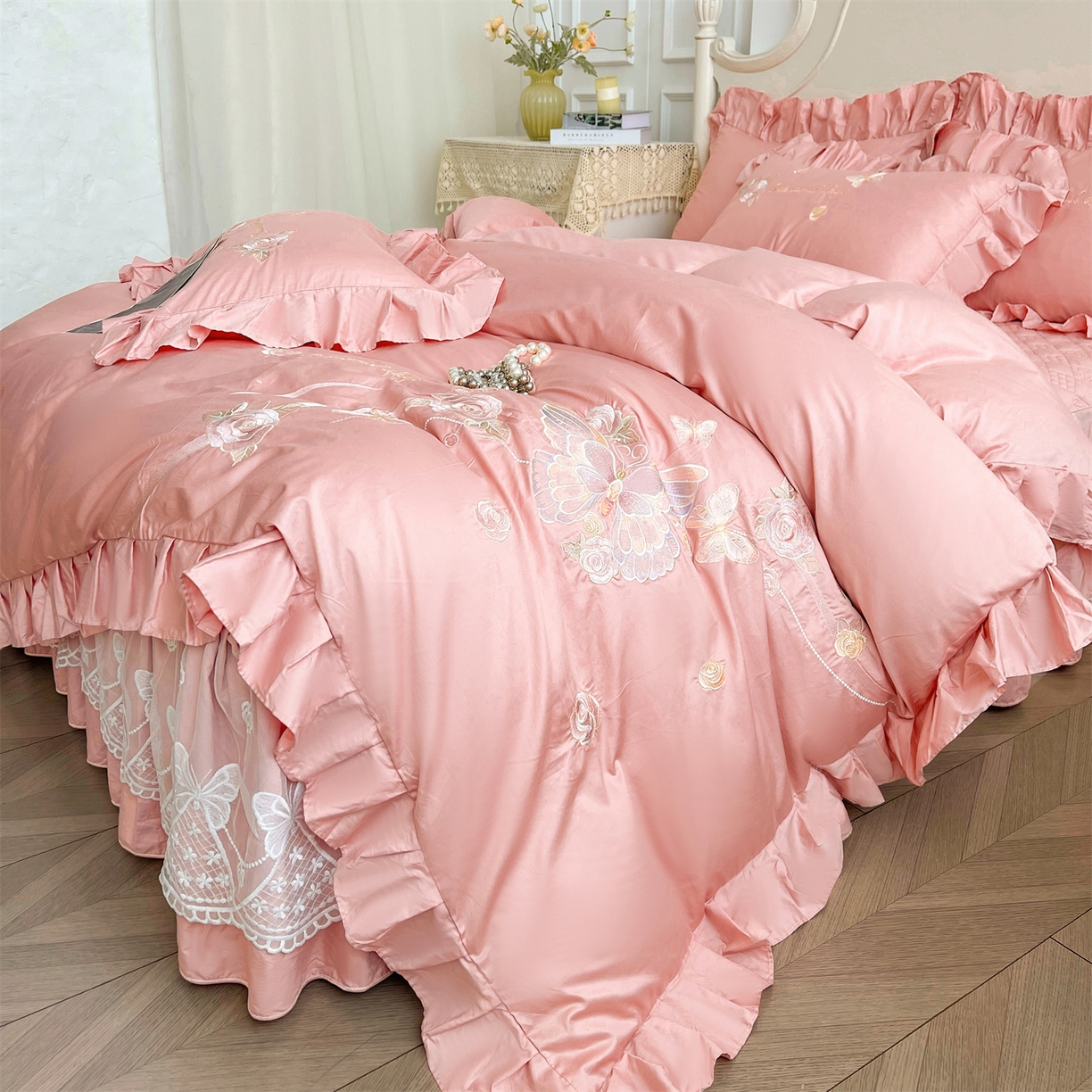 91家纺网 家纺一手货源 找家纺 宜凡家纺 2025新款长绒棉绣花床裙床裙四件套--蝶恋笙花系列 蝶恋笙花 香妃粉