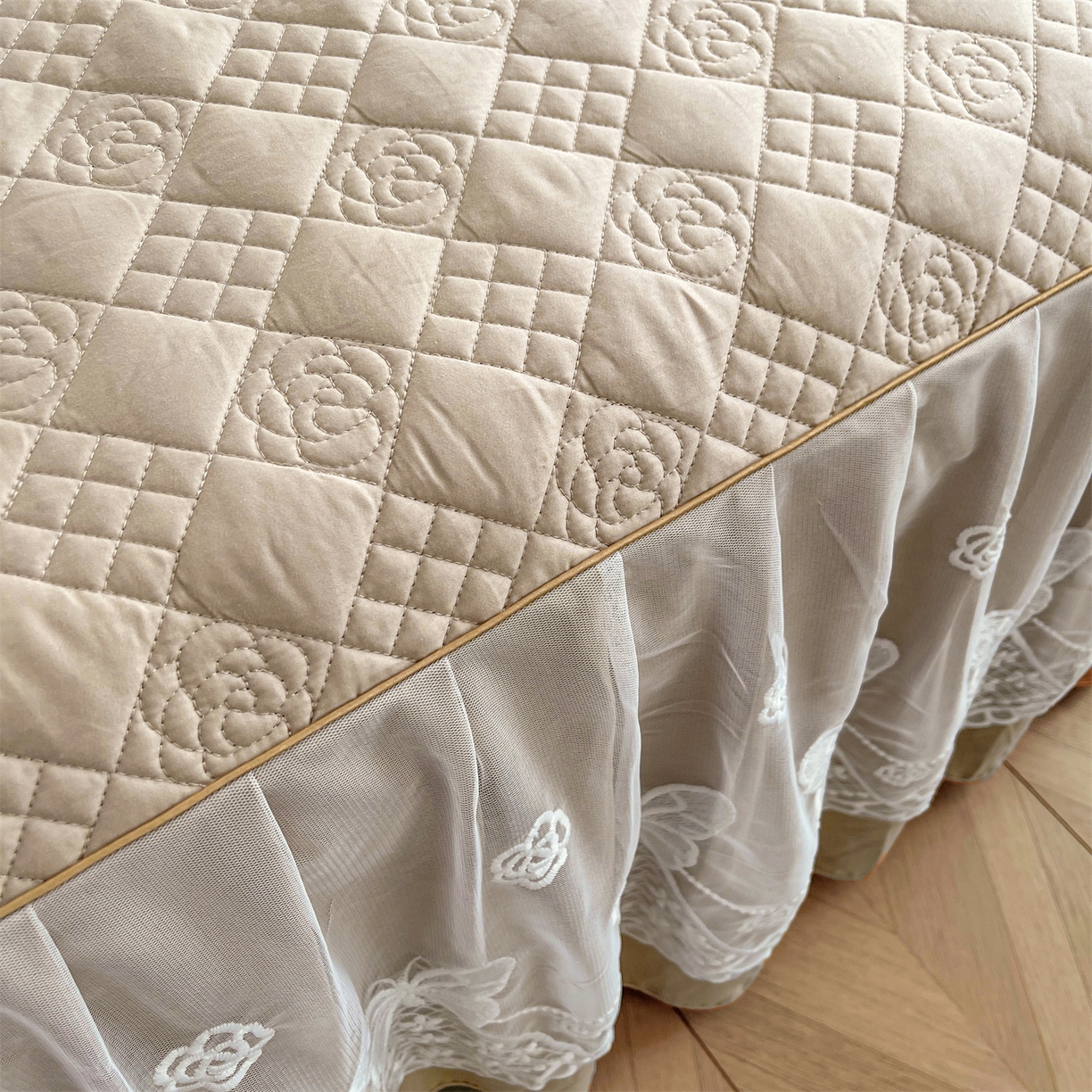 91家纺网 家纺一手货源 找家纺 宜凡家纺 2025新款长绒棉绣花床裙床裙四件套--蝶恋笙花系列 蝶恋笙花 燕麦色