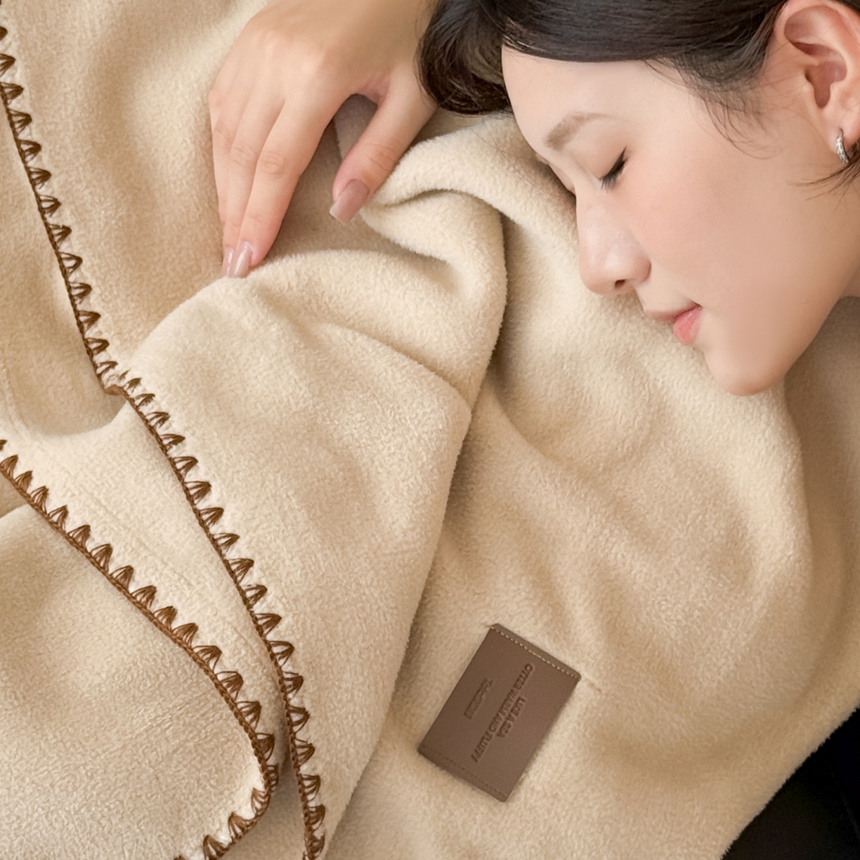 91家纺网 家纺一手货源 找家纺 格真 2025新款双面仿羊绒多功能毯毛毯毯子 摩卡