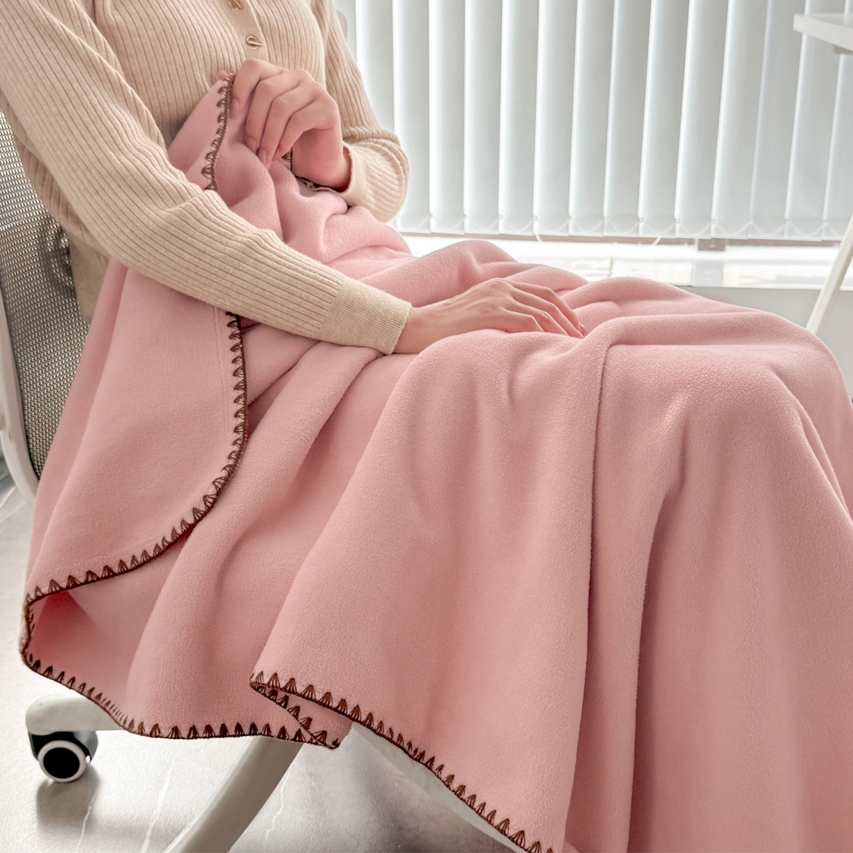 91家纺网 家纺一手货源 找家纺 格真 2025新款双面仿羊绒多功能毯毛毯毯子 浅粉