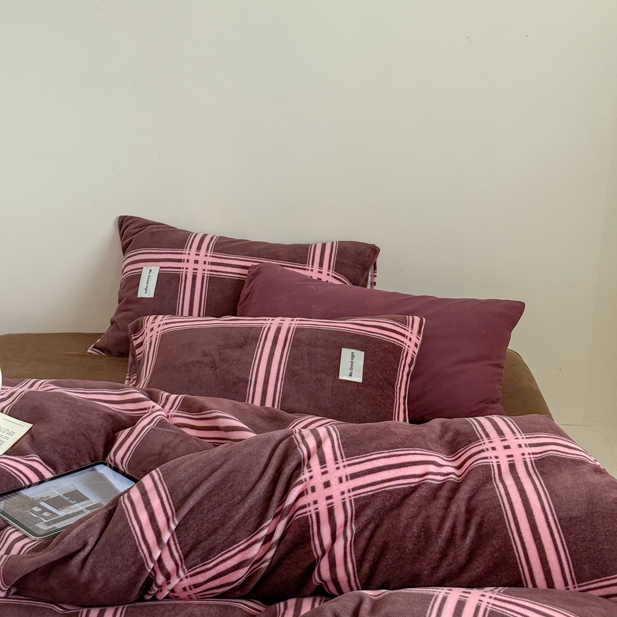 91家纺网 家纺一手货源 找家纺 蜜宿 2025新款全工艺加厚牛奶绒四件套-格纹款 费尔岛拿铁