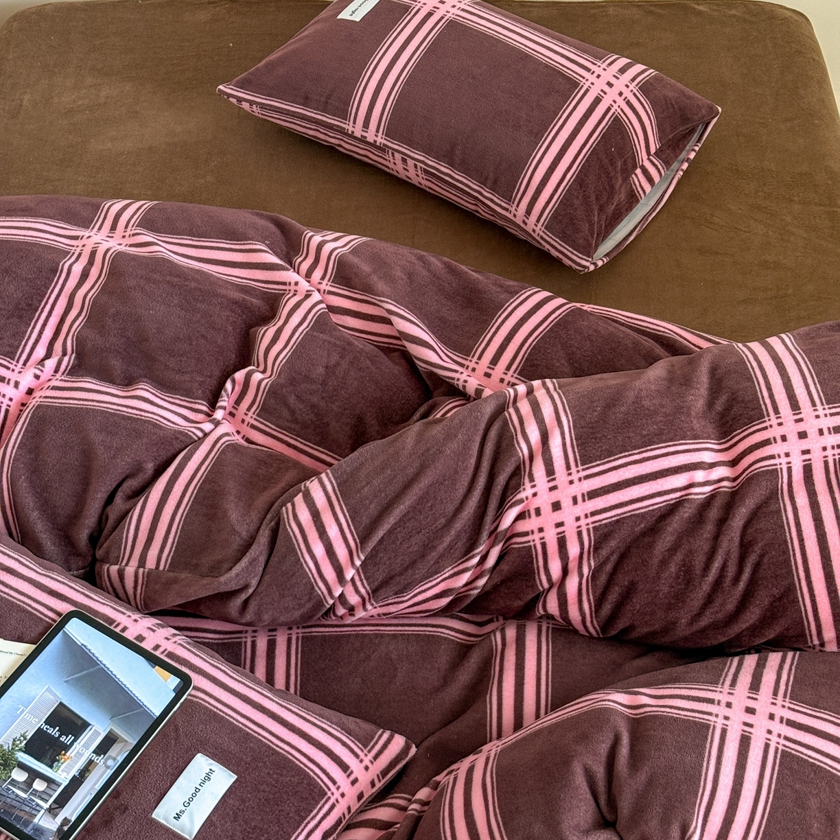 91家纺网 家纺一手货源 找家纺 蜜宿 2025新款全工艺加厚牛奶绒四件套-格纹款 费尔岛拿铁