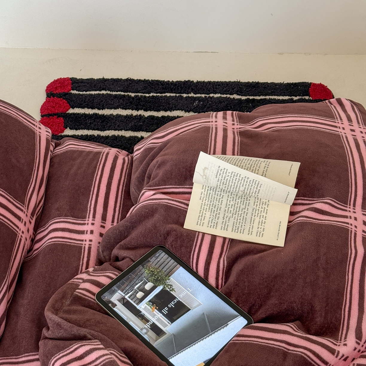 91家纺网 家纺一手货源 找家纺 蜜宿 2025新款全工艺加厚牛奶绒四件套-格纹款 费尔岛拿铁