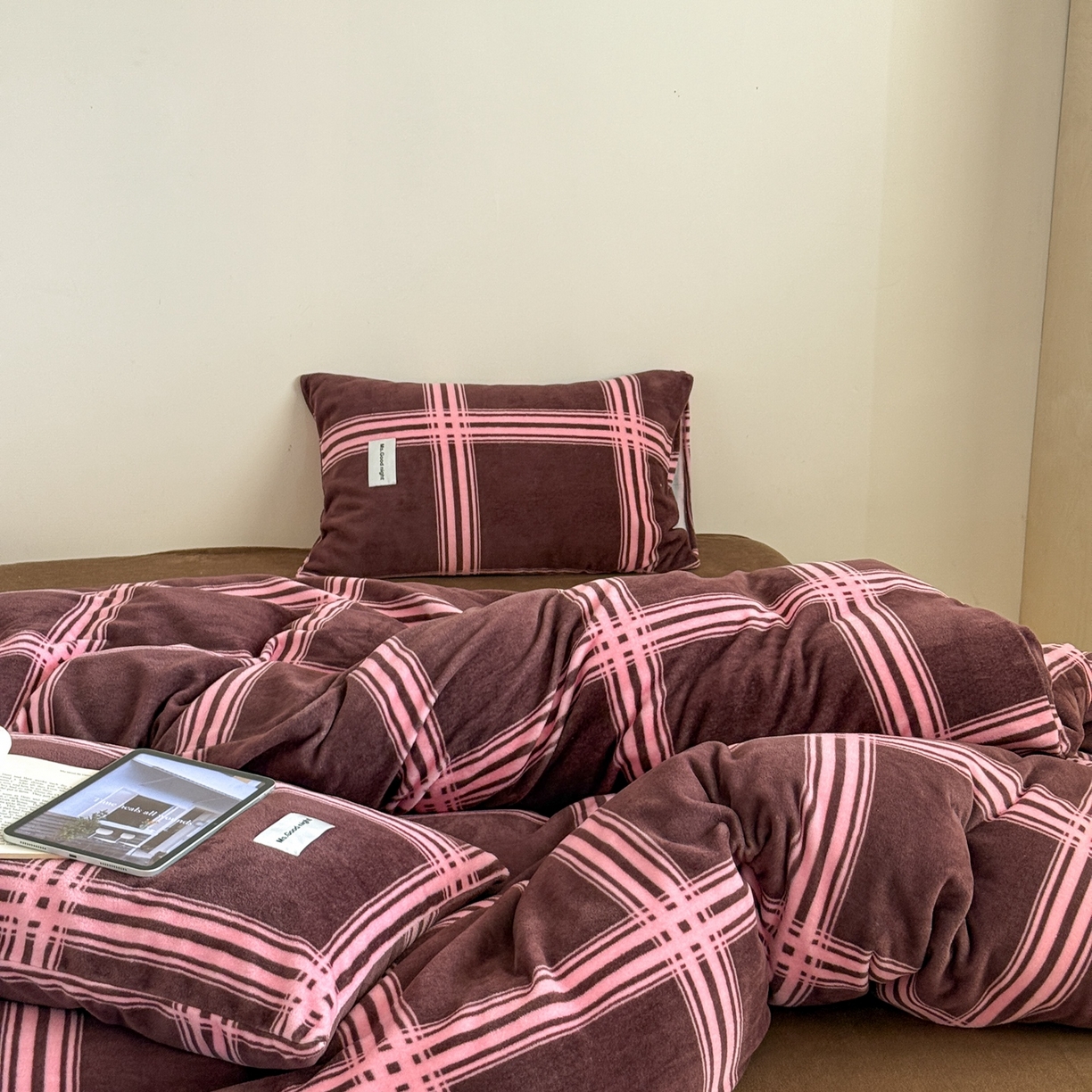 91家纺网 家纺一手货源 找家纺 蜜宿 2025新款全工艺加厚牛奶绒四件套-格纹款 费尔岛拿铁