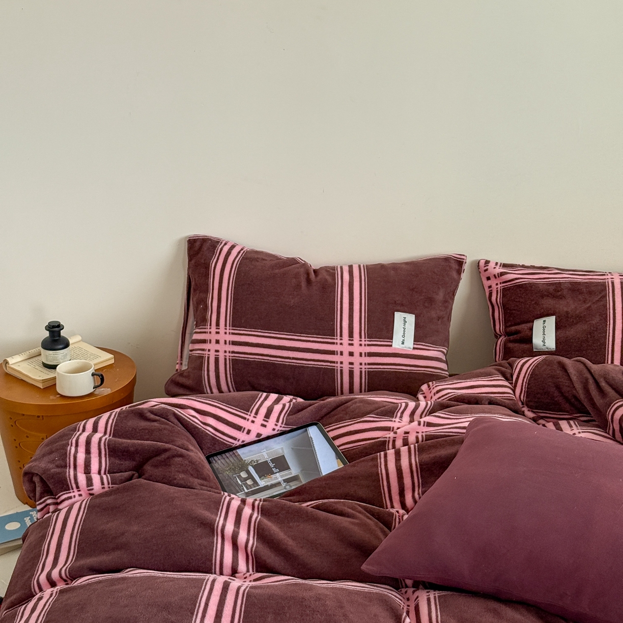 91家纺网 家纺一手货源 找家纺 蜜宿 2025新款全工艺加厚牛奶绒四件套-格纹款 费尔岛拿铁