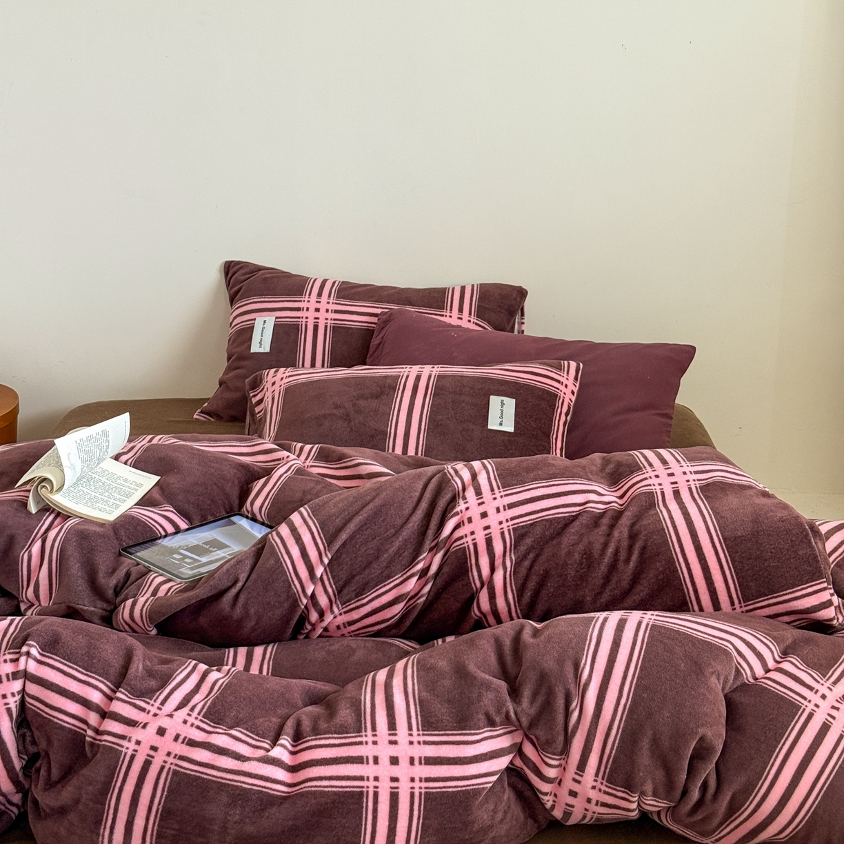 91家纺网 家纺一手货源 找家纺 蜜宿 2025新款全工艺加厚牛奶绒四件套-格纹款 费尔岛拿铁