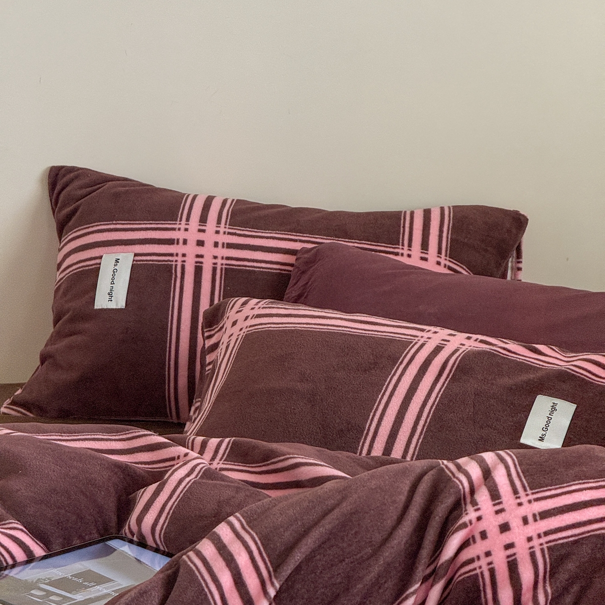 91家纺网 家纺一手货源 找家纺 蜜宿 2025新款全工艺加厚牛奶绒四件套-格纹款 费尔岛拿铁