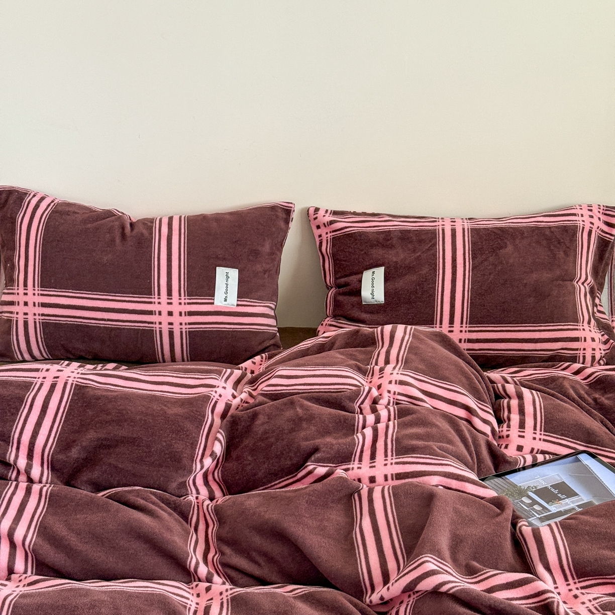 91家纺网 家纺一手货源 找家纺 蜜宿 2025新款全工艺加厚牛奶绒四件套-格纹款 费尔岛拿铁