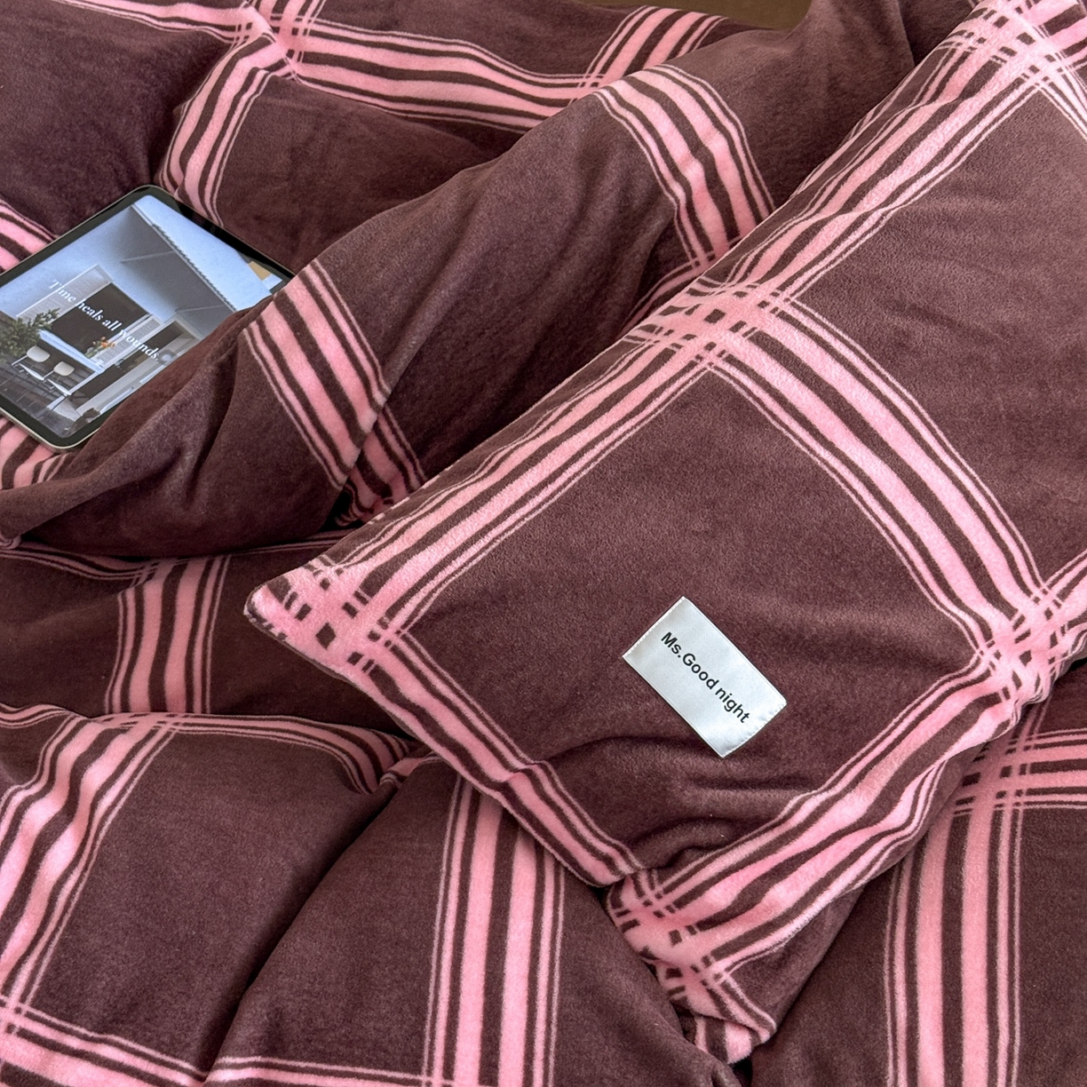 91家纺网 家纺一手货源 找家纺 蜜宿 2025新款全工艺加厚牛奶绒四件套-格纹款 费尔岛拿铁