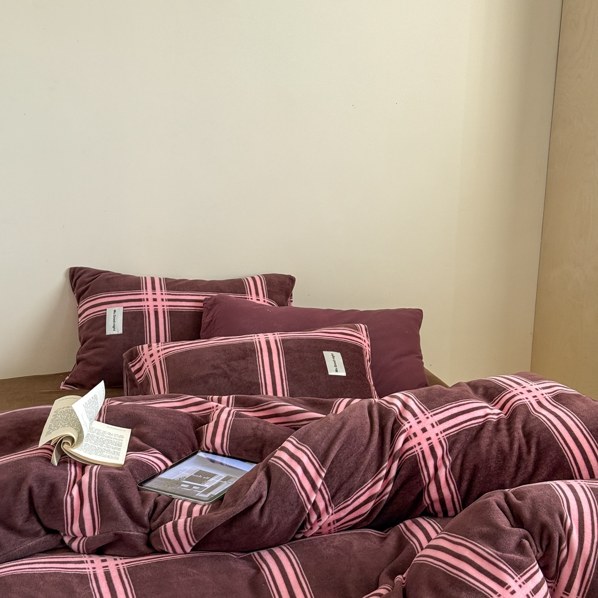 91家纺网 家纺一手货源 找家纺 蜜宿 2025新款全工艺加厚牛奶绒四件套-格纹款 费尔岛拿铁