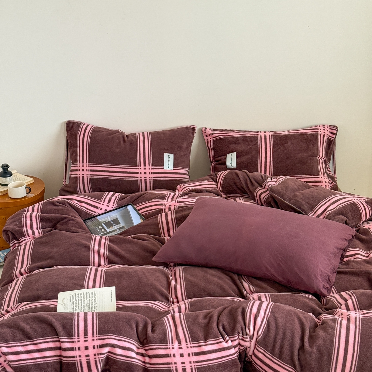 91家纺网 家纺一手货源 找家纺 蜜宿 2025新款全工艺加厚牛奶绒四件套-格纹款 费尔岛拿铁