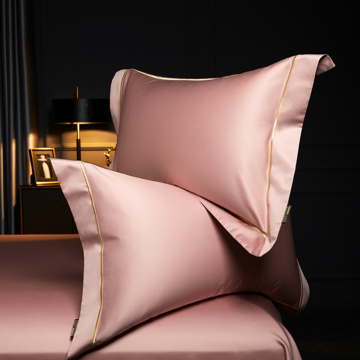 91家纺网 家纺一手货源 找家纺 米多多 2025新款CR天雪工艺100支长绒棉纯棉刺绣宽边四件套 气质粉