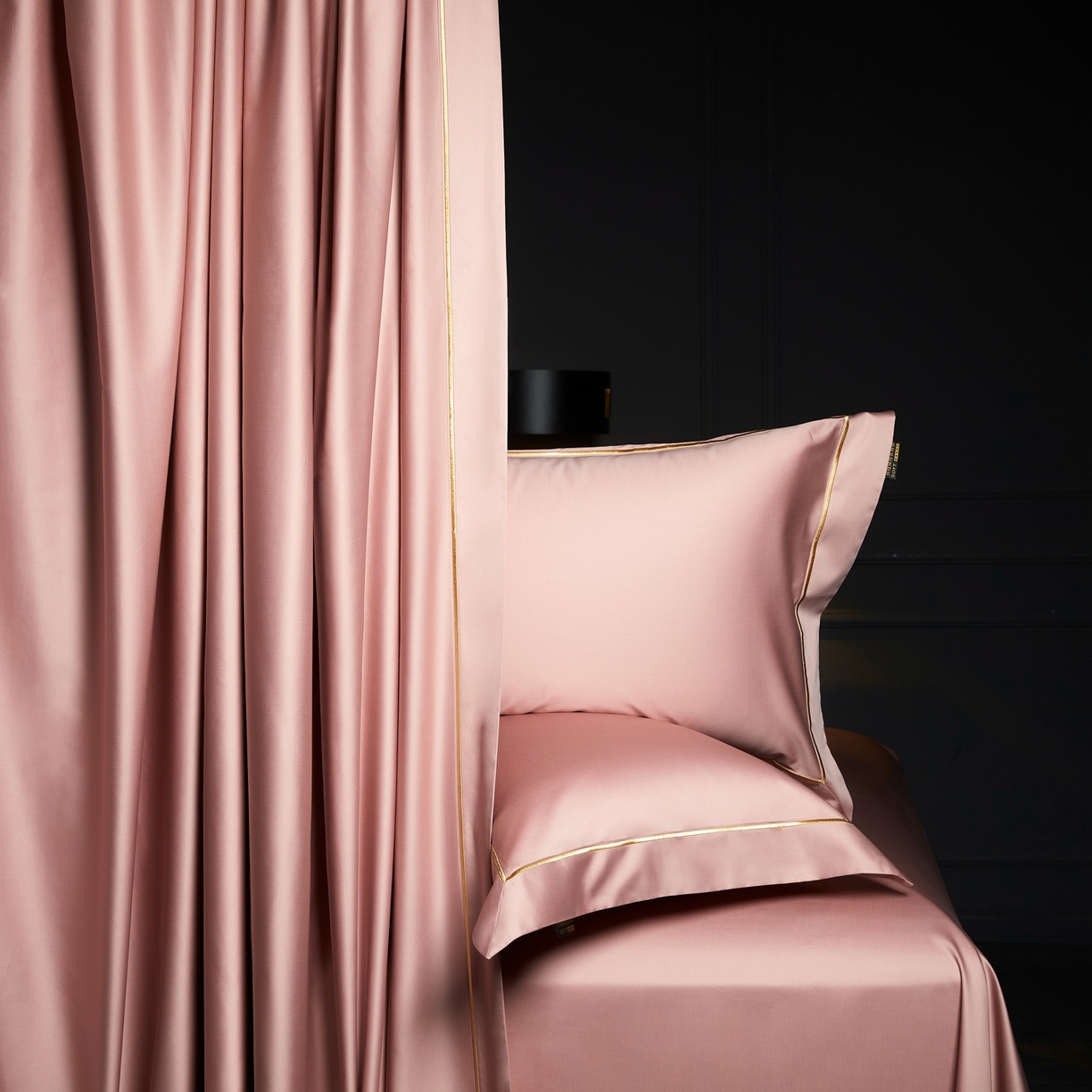 91家纺网 家纺一手货源 找家纺 米多多 2025新款CR天雪工艺100支长绒棉纯棉刺绣宽边四件套 气质粉