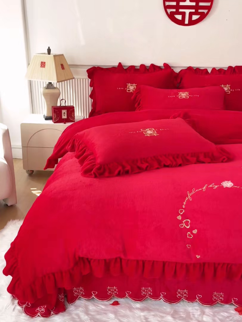 91家纺网 家纺一手货源 找家纺 （总）恋尚羽家纺 2025新款公主绒全消光牛奶绒高克重加厚绣花婚庆款四件套-花好月圆