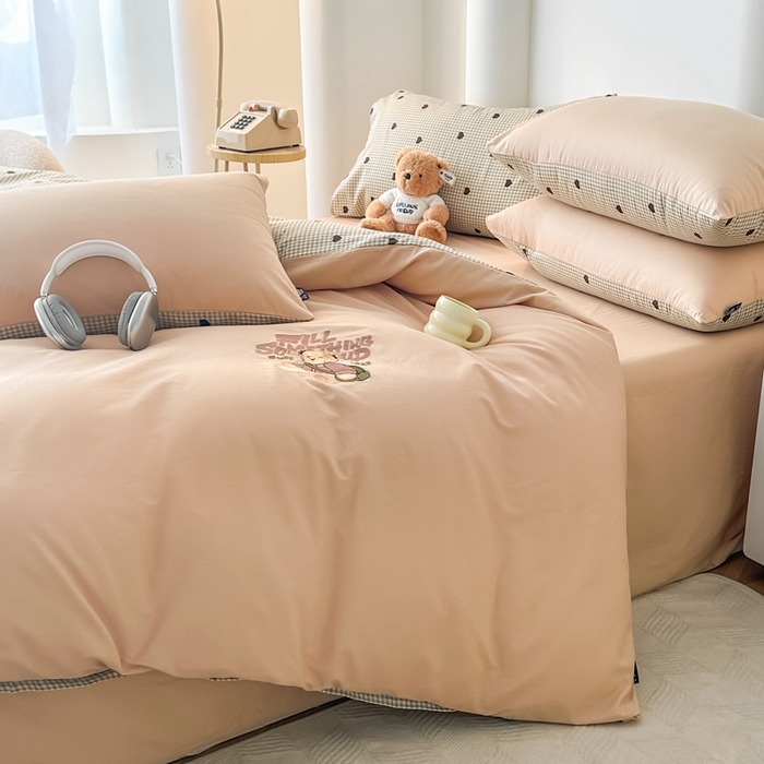 91家纺网 家纺一手货源 找家纺 泰迪爱兰Teddy ISLAND 2025新款40支全棉印花刺绣四件套 守护甜心