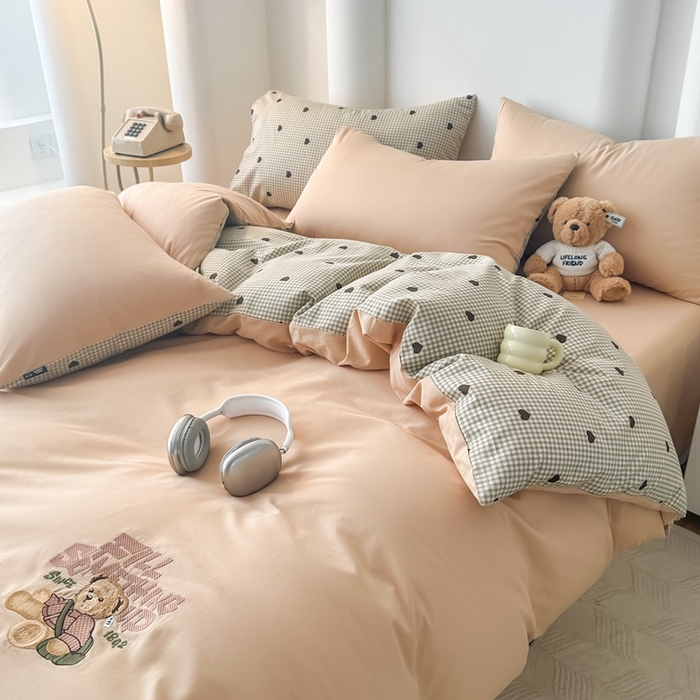 91家纺网 家纺一手货源 找家纺 泰迪爱兰Teddy ISLAND 2025新款40支全棉印花刺绣四件套 守护甜心