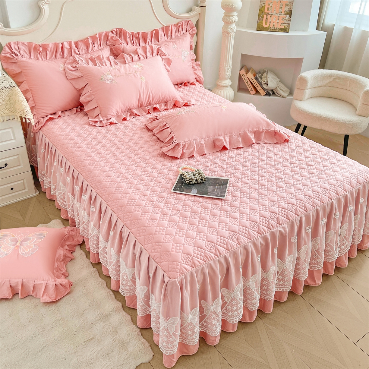 91家纺网 家纺一手货源 找家纺 （总）宜凡家纺 2025新款长绒棉绣花夹棉床裙三件套--蝶恋笙花系列