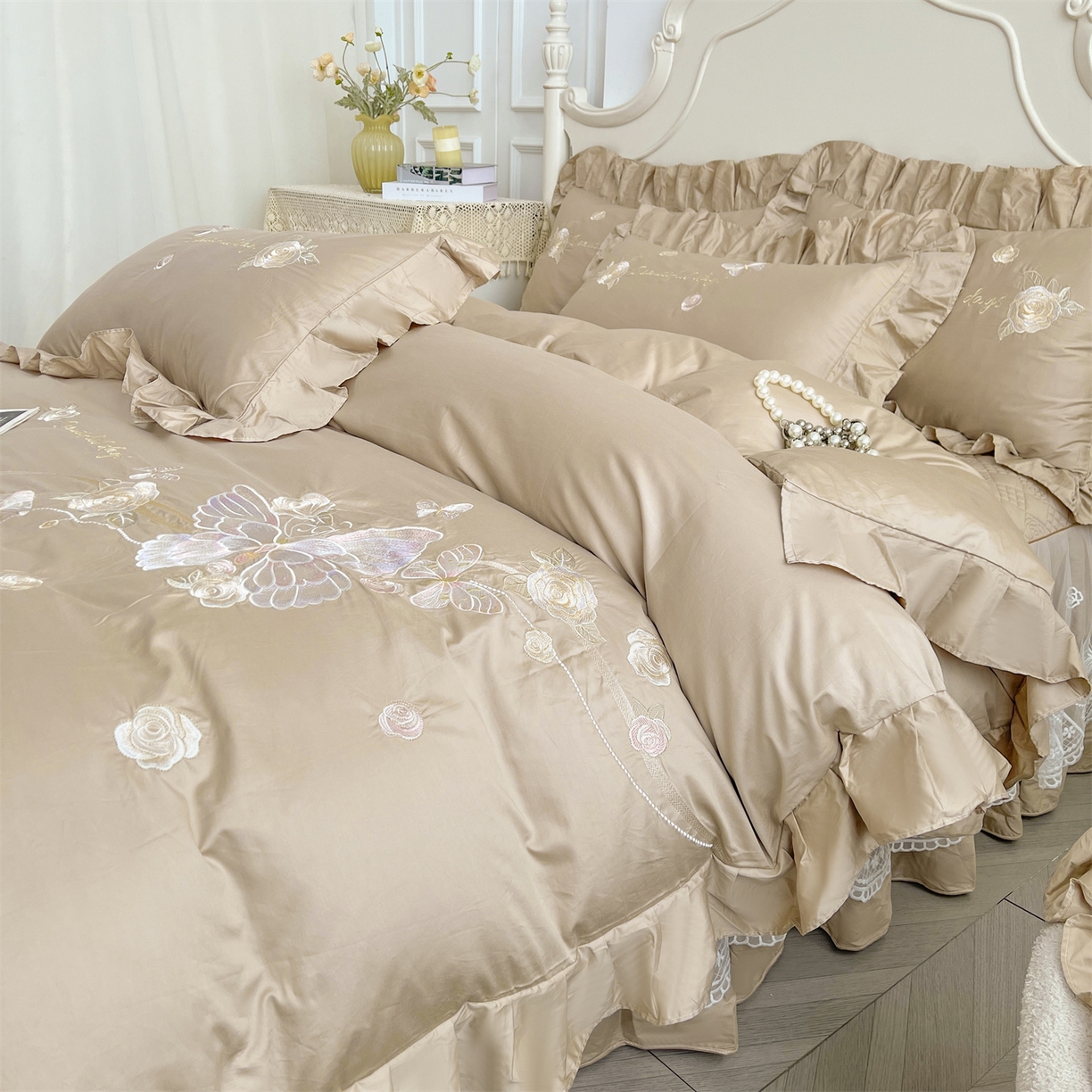 91家纺网 家纺一手货源 找家纺 宜凡家纺 2025新款长绒棉绣花夹棉床裙三件套--蝶恋笙花系列 蝶恋笙花 燕麦色