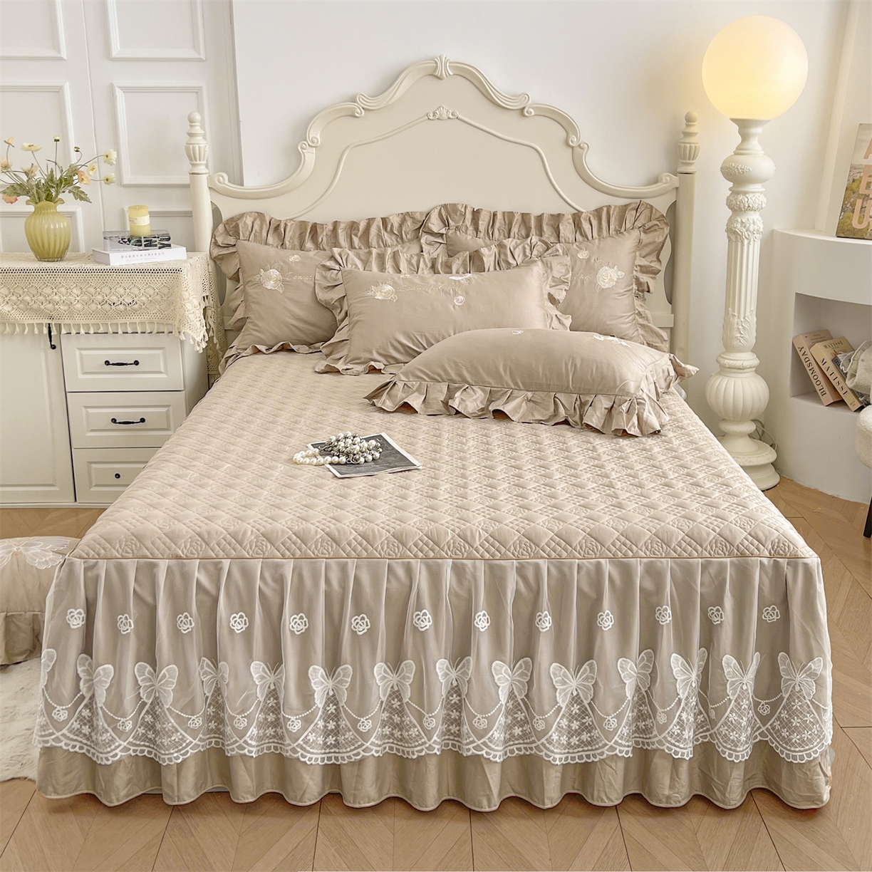 宜凡家纺 2025新款长绒棉绣花夹棉床裙三件套--蝶恋笙花系列 蝶恋笙花 燕麦色